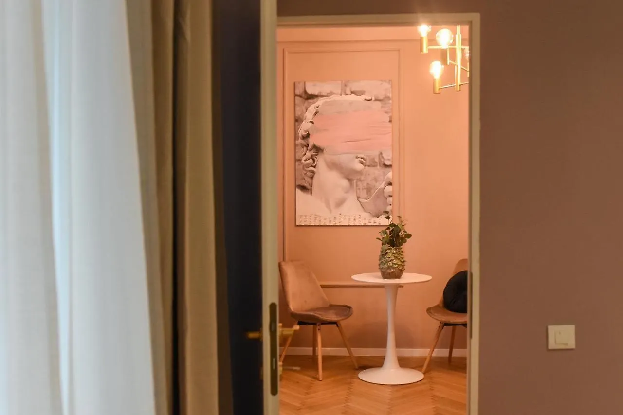 The Rose Gold - Cinema Studio Near Radisson Apartment Bucharest