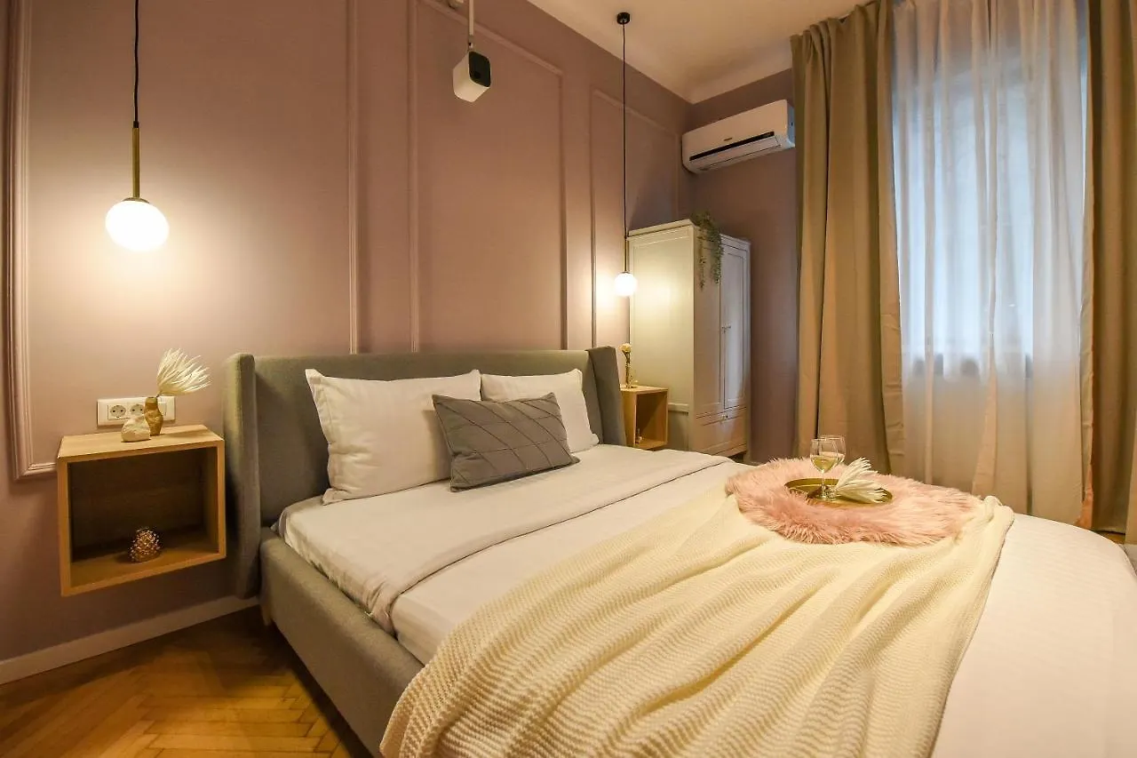 The Rose Gold - Cinema Studio Near Radisson Apartment Bucharest