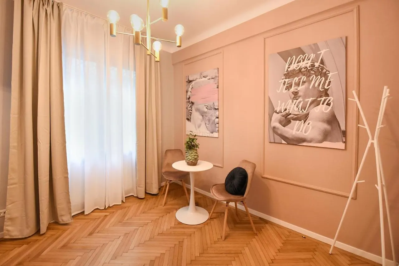 The Rose Gold - Cinema Studio Near Radisson Apartment Bucharest