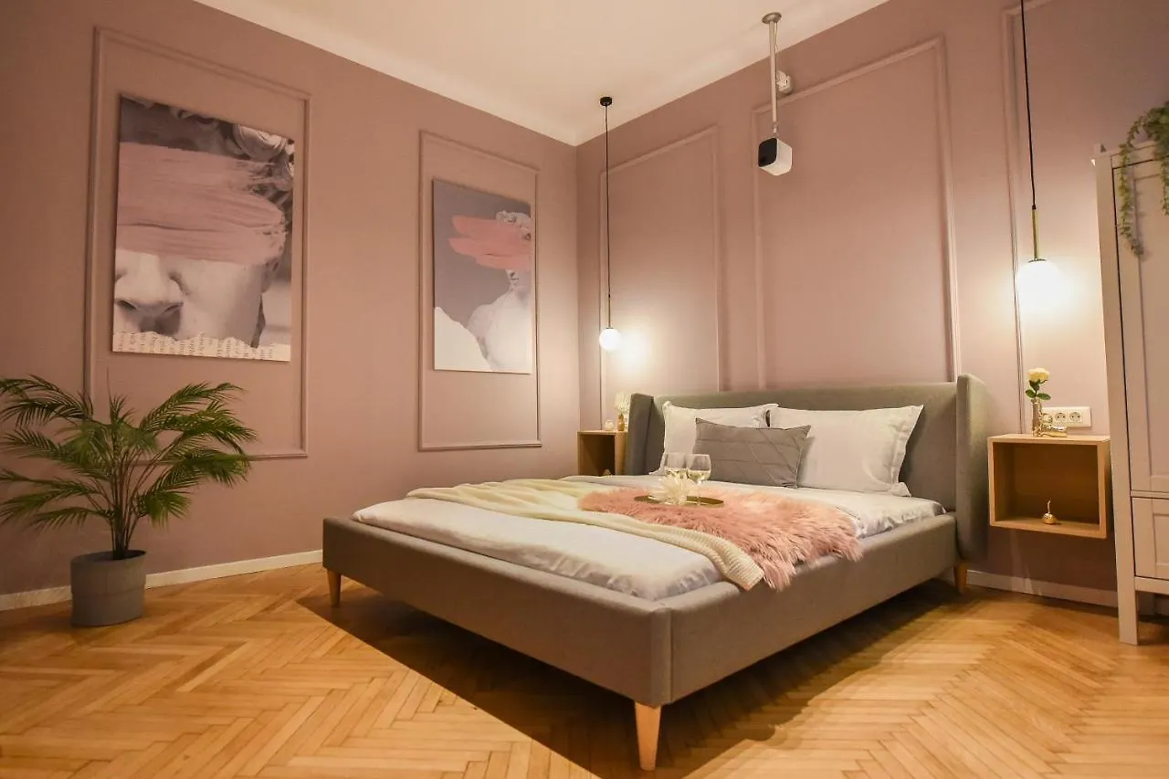 The Rose Gold - Cinema Studio Near Radisson Apartment Bucharest