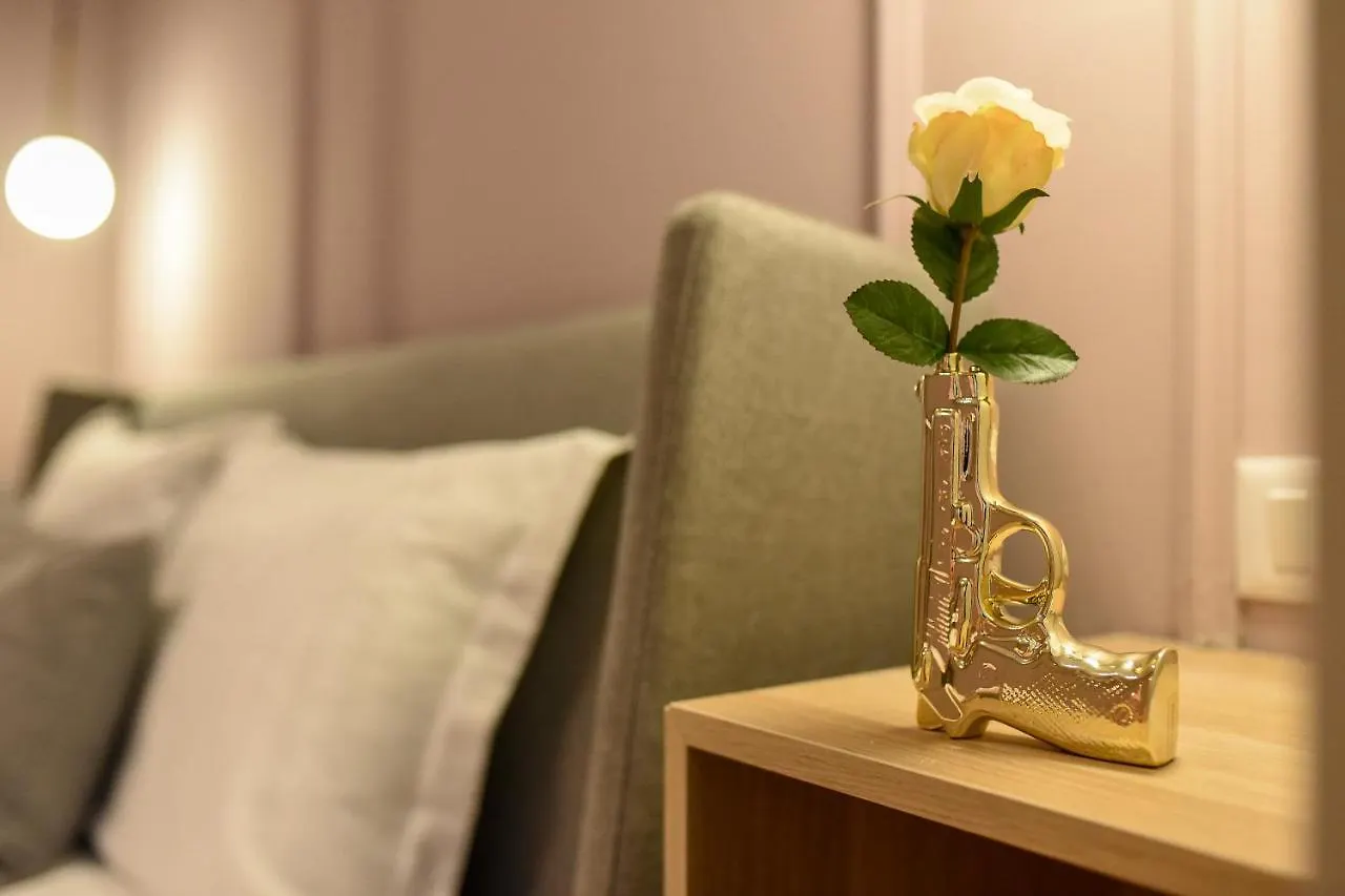 The Rose Gold - Cinema Studio Near Radisson Apartment Bucharest 0*,