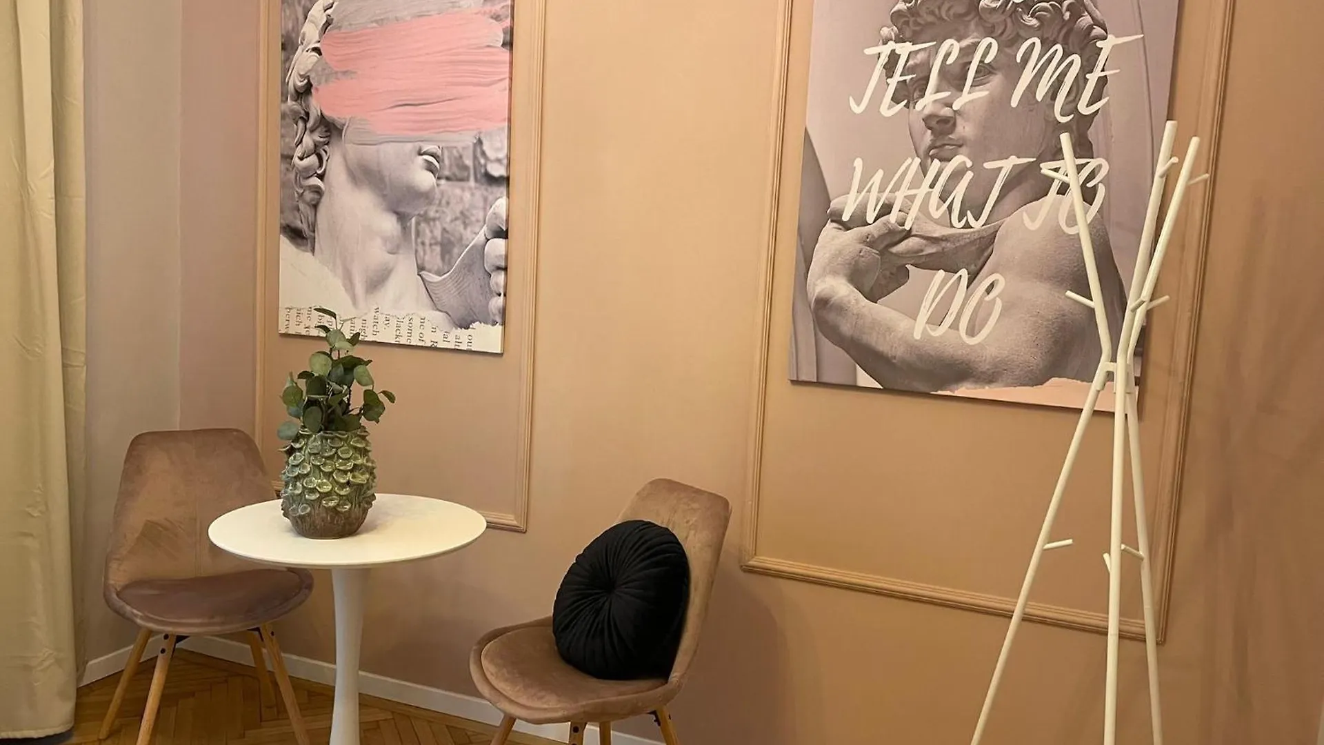 The Rose Gold - Cinema Studio Near Radisson Apartment Bucharest